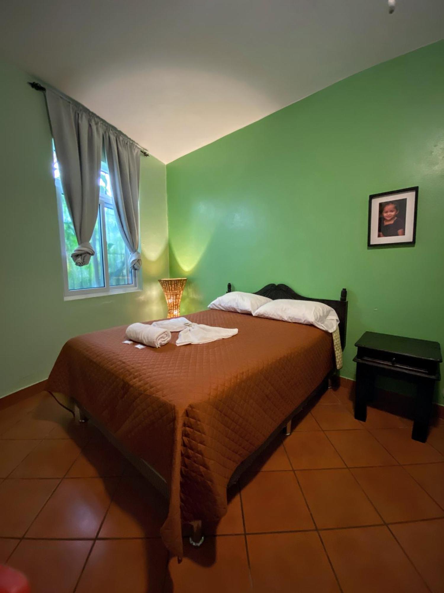 Mikaso Hotel San Pedro La Laguna Exterior foto